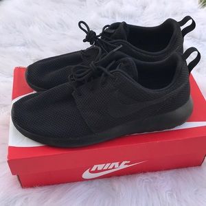 Nike Roshe 8.5 Black NWT
